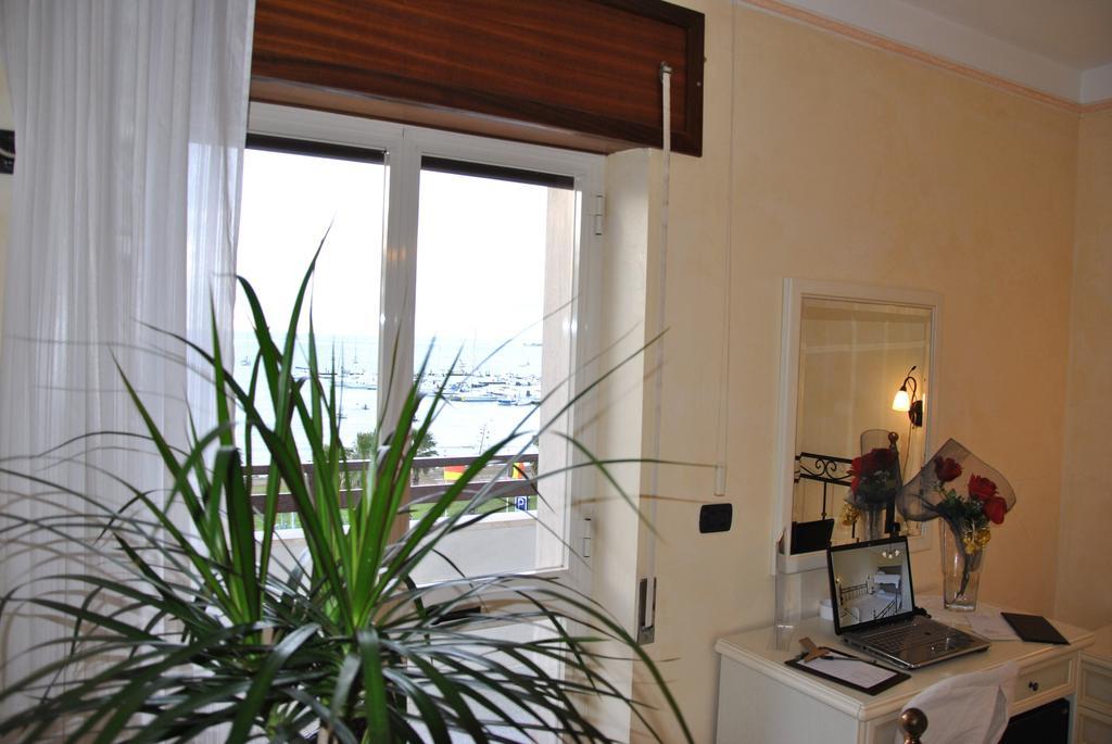 Hotel Mediterraneo Porto Cesareo Quarto foto